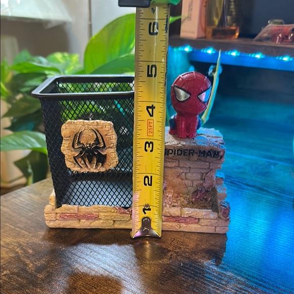 Spider-Man Pen Holder with Red and Black Design - Picture 7 of 7